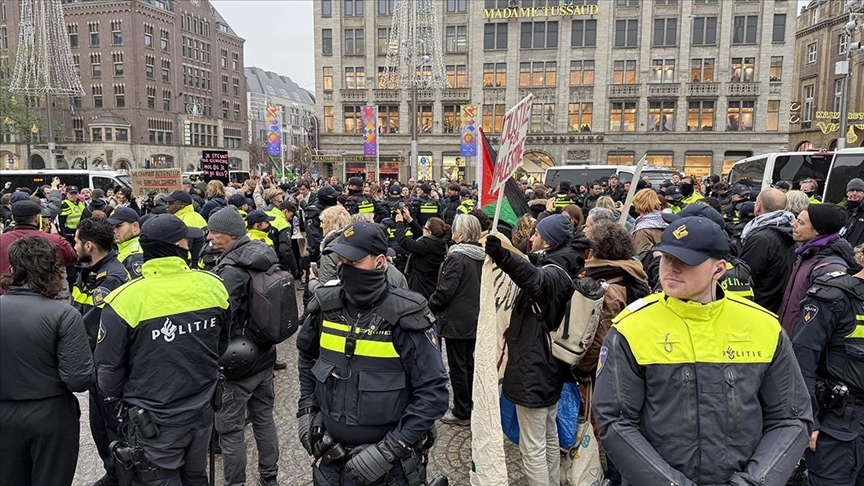 Amsterdam'da Filistin destekçilerine sert polis müdahalesi