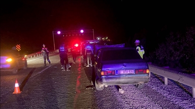 Mersin'de otomobilin yol kenarında lastik değiştirenlere çarptığı kazada ölü sayısı 4'e çıktı