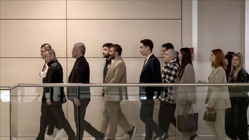 Yasa dışı bahis soruşturmasında Serdar Ortaç ve Mehmet Ali Erbil'e "ev hapsi" kararı