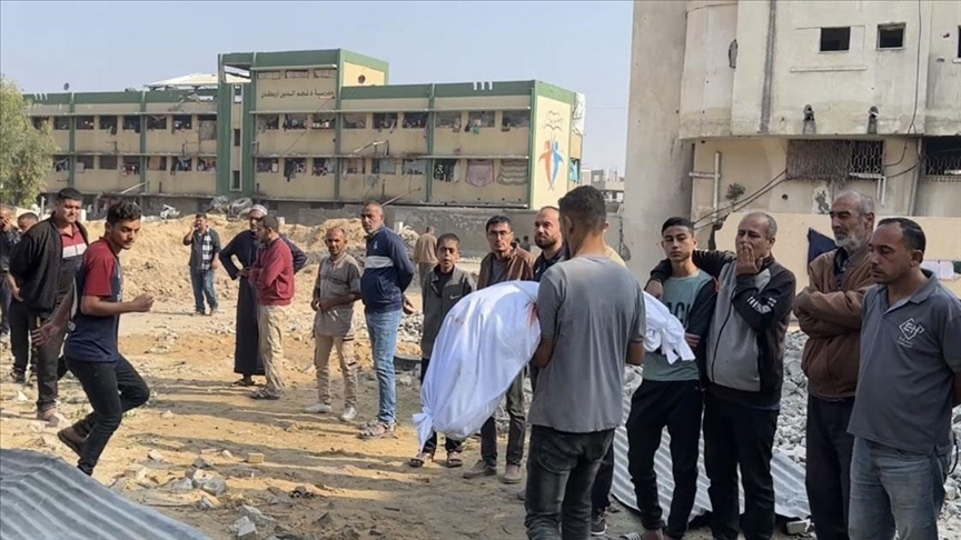 İsrail'in Gazze'nin orta kesimine düzenlediği saldırılarda 2 kişi öldü, 24 kişi yaralandı