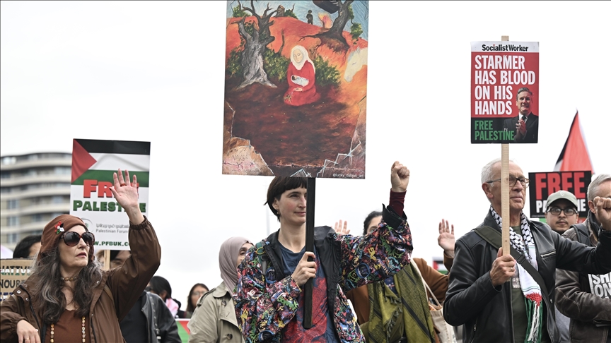 University students express solidarity with UN rapporteur at London rally