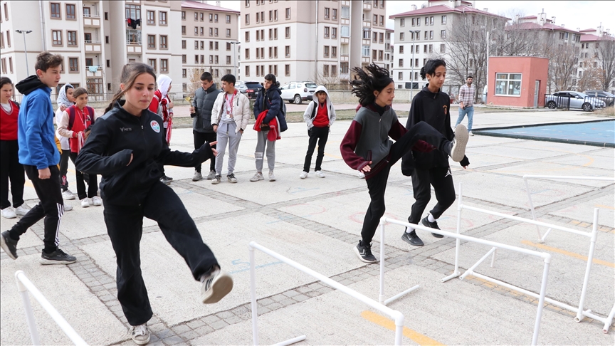 Elif öğretmen sayesinde atletizme başlayan Erzurumlu kızlar başarıya koşuyor