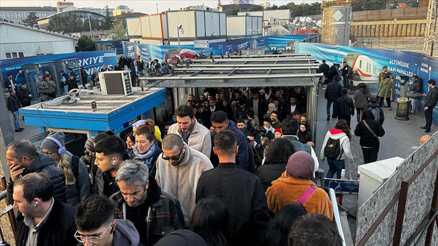 İstanbul'da bazı metrobüs duraklarında yolcu yoğunluğu