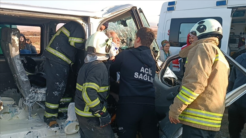 Li Mêrdînê otobêsa gerê û minîbus li hev qelibîn, 5 kes birîndar bûn