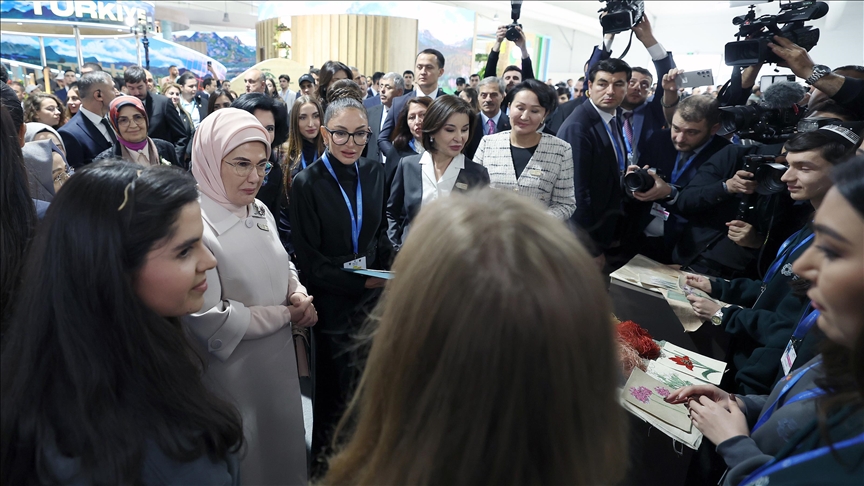 Emine Erdoğan, COP29'da iklim gönüllüsü gençlerle bir araya geldi