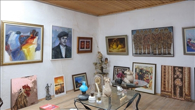 Emekli akademisyen, dede yadigarı evi resim ve eski aletlerin sergilendiği galeriye dönüştürdü