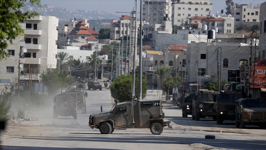 Child among 12 Palestinians arrested by Israeli army in West Bank