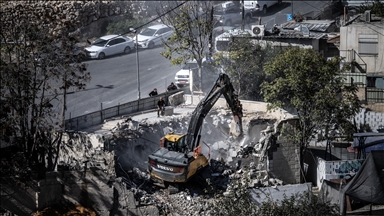 İsrail ordusu Filistinlilere ait iki ev ve bir tesisi "ruhsatsız" olduğu iddiasıyla yıktı