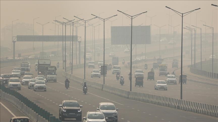 Air quality in India's capital worsens as smog engulfs Delhi