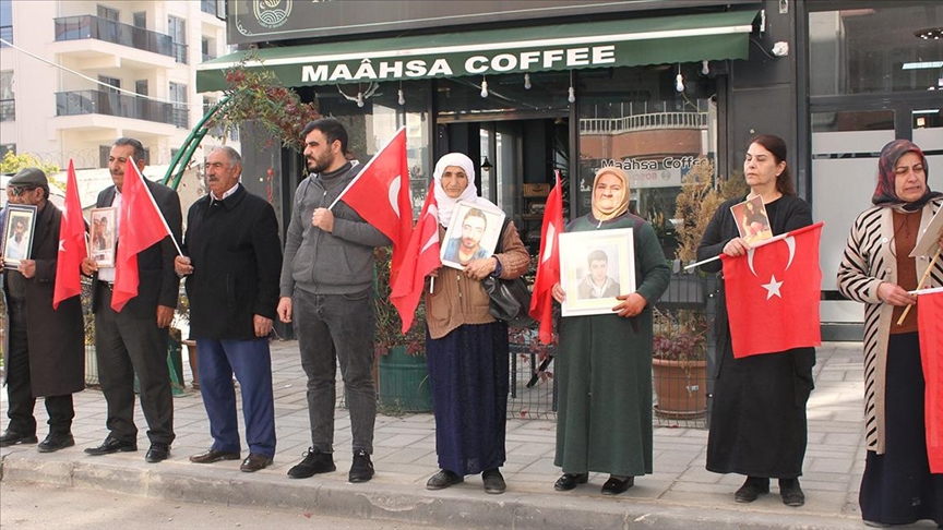 Vanlı aileler, DEM Parti İl Başkanlığı önündeki eylemlerini sürdürdü