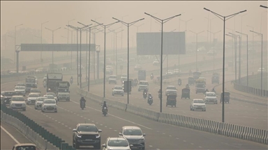 Air quality in India's capital worsens as smog engulfs Delhi