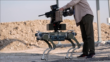 Silahlı robot köpek "Bars" keskin nişancı yarışmasında sahaya çıktı