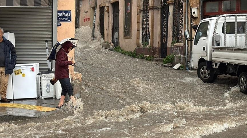 Li Îzmirê barana gur bandoreke neyinî li jiyanê dike