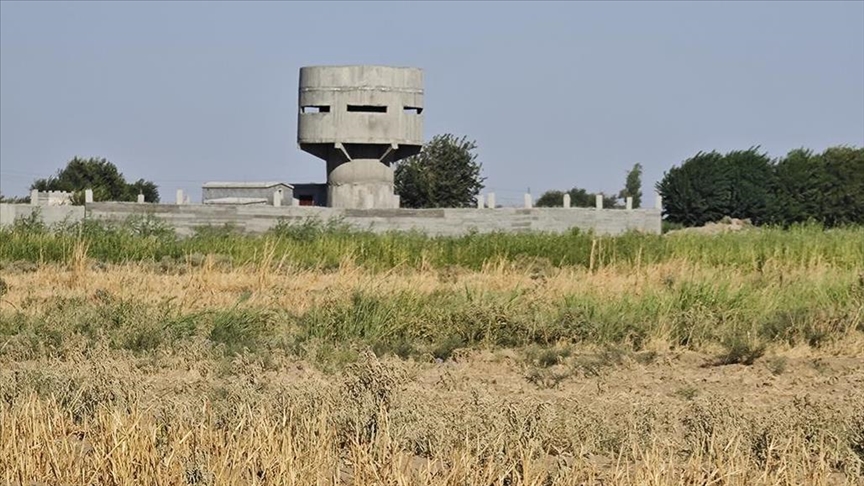 Terör örgütü PKK/YPG Deyrizor'da Fırat Nehri'nin doğusunda gözetleme kuleleri inşa ediyor