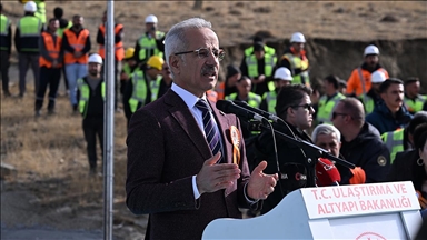 Bakan Uraloğlu: Van ve Hakkari'yi birbirine daha da yakınlaştırdık