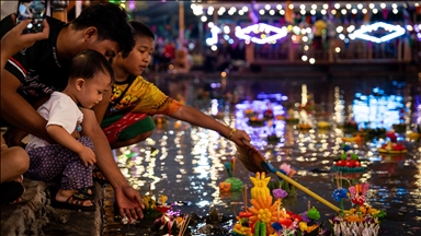 Tajlandë, mbahet festivali Loy Krathong