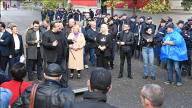 Vazhdojnë protestat para Bashkisë së Tiranës