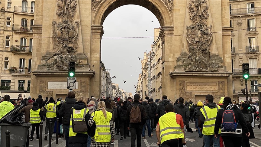 Sarı yelekliler 6. yılında Paris'te sokağa indi