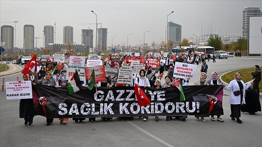 Sağlık çalışanları, Gazze'ye "tıbbi koridor" açılması talebiyle yürüdü