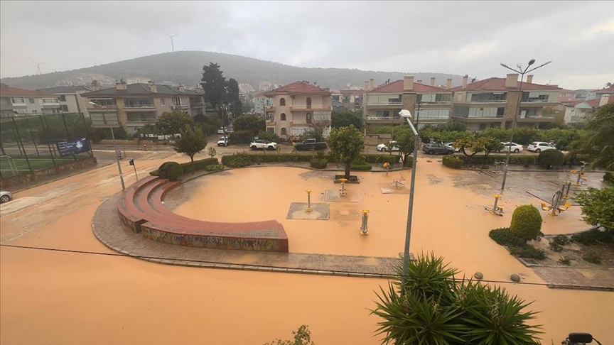 İzmir Çeşme'de etkili olan sağanak hayatı olumsuz etkiliyor