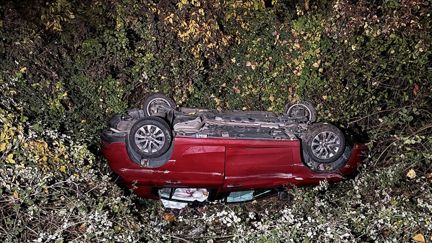 Anadolu Otoyolu'nun Sakarya kesiminde şarampole devrilen otomobildeki 2 kişi yaralandı