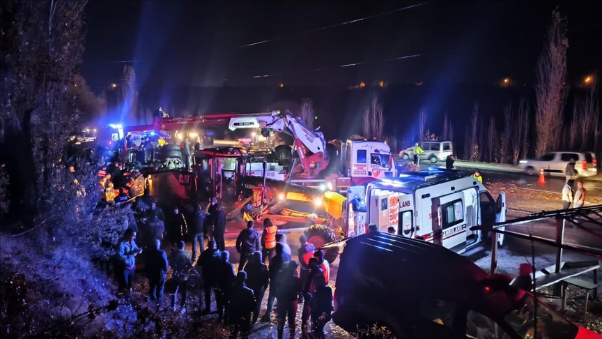 Malatya'da devrilen tır çekicisinin altında kalan polislerden 1'i şehit oldu, 1'i yaralandı