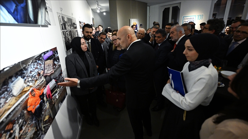 Vizitorët të impresionuar nga fotografitë në ekspozitën e Istanbul Photo Awards në Bruksel