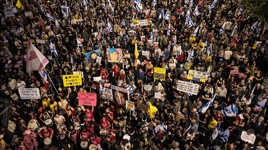 İsrailli esirlerin aileleri, esir takası anlaÅŸması talebiyle Tel Aviv’de cumartesi protestolarını sürdürdü