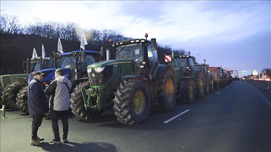 France / Grogne des agriculteurs : Un premier convoi de tracteurs est arrivé près de Paris