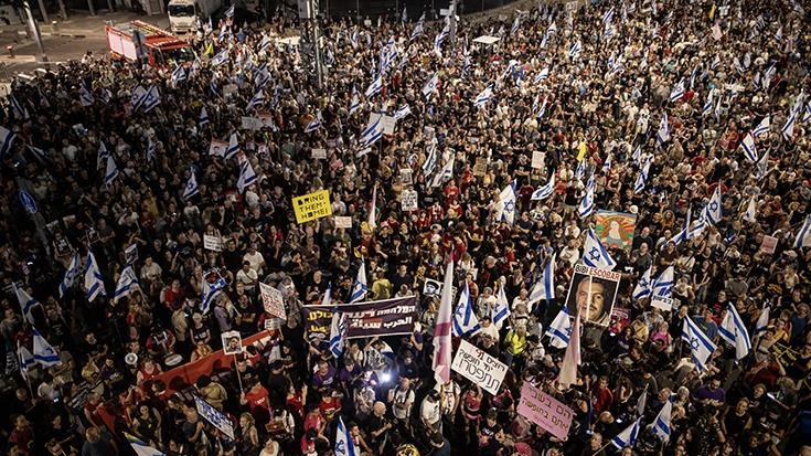 Izraelitët protestojnë para shtëpisë së Netanyahut, kërkojnë marrëveshje shkëmbimi me palestinezët