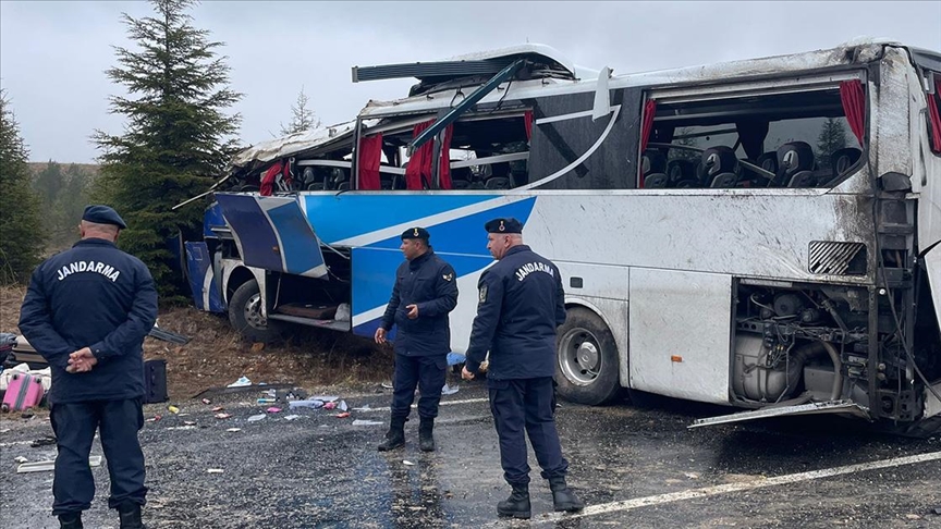 Eskişehir'de devrilen yolcu otobüsündeki 1 kişi öldü, 41 kişi yaralandı