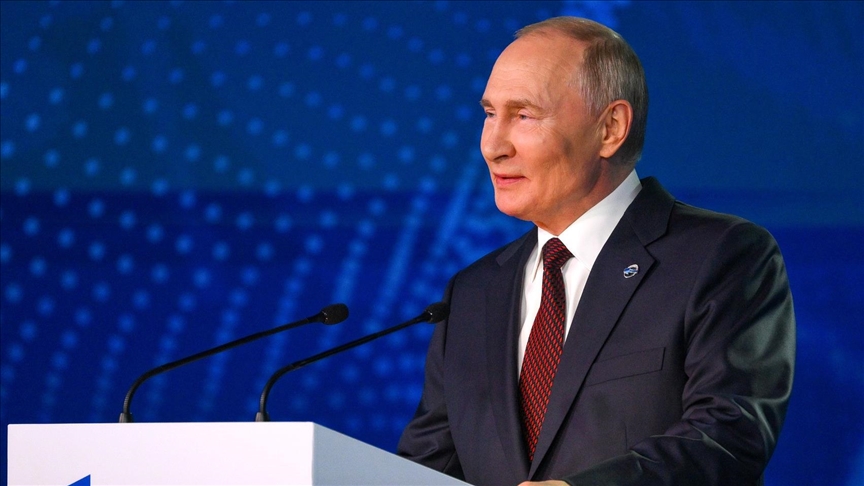 Putin invites Serbian President Vucic to Moscow next year