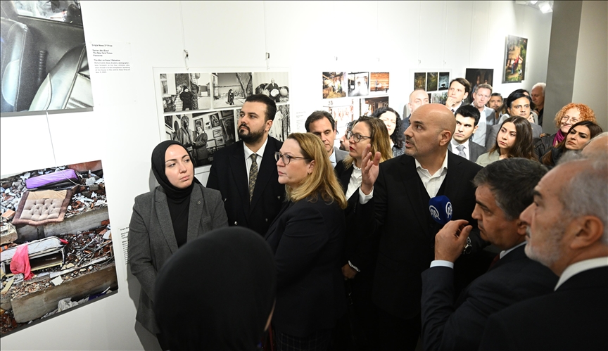 Visitantes de la exposición de fotografía Istanbul Photo Awards en Bruselas quedan profundamente impresionados