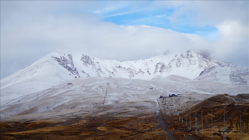 Erciyes Kayak Merkezi'ne kar yağdı