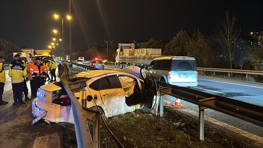 Anadolu Otoyolu'nda bariyere çarpan otomobil ulaşımı aksattı