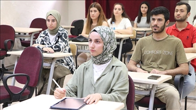 Tıp fakültesi öğrencisi, masa tenisinde yeni başarılar için raket sallıyor