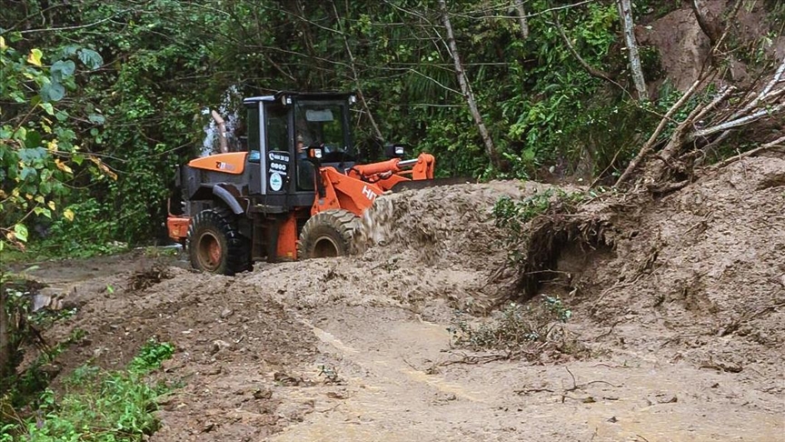 Rize'de şiddetli yağış nedeniyle 21 köy yolunda heyelan oldu 