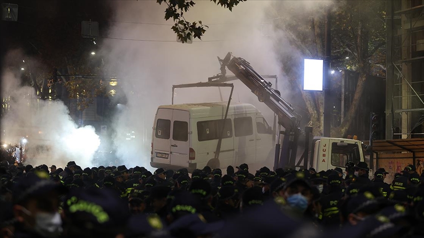 Gürcistan'da seçim sonuçlarına karşı çıkan göstericilerin kapattığı cadde polislerce açıldı