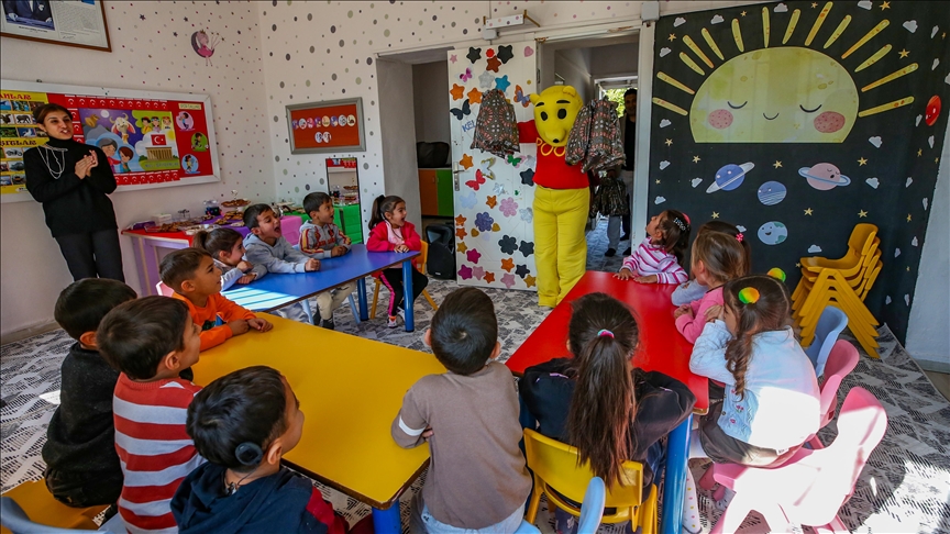 Öğrencilere kırtasiye yardımı yaparak yargılanmaktan kurtuldu