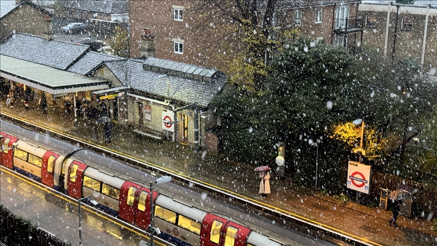 U Londonu pao prvi ovosezonski snijeg, na sjeveru zemlje zatvoreni putevi