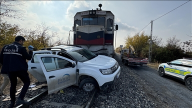 Li Meletiyê trêna barhilgir li otomobîlê qelibî 2 kes birîndar bûn