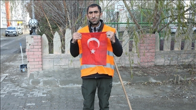 Kars'ta belediyenin temizlik görevlisinin Türk bayrağı hassasiyeti takdir topladı