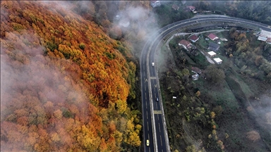 Bolu Dağı'ndan geçen sürücüler mola yerlerinde zirveden manzarayı izliyor