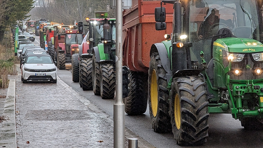 Fransa'da hükümetten yol kapatma eylemi yapan çiftçilere tepki
