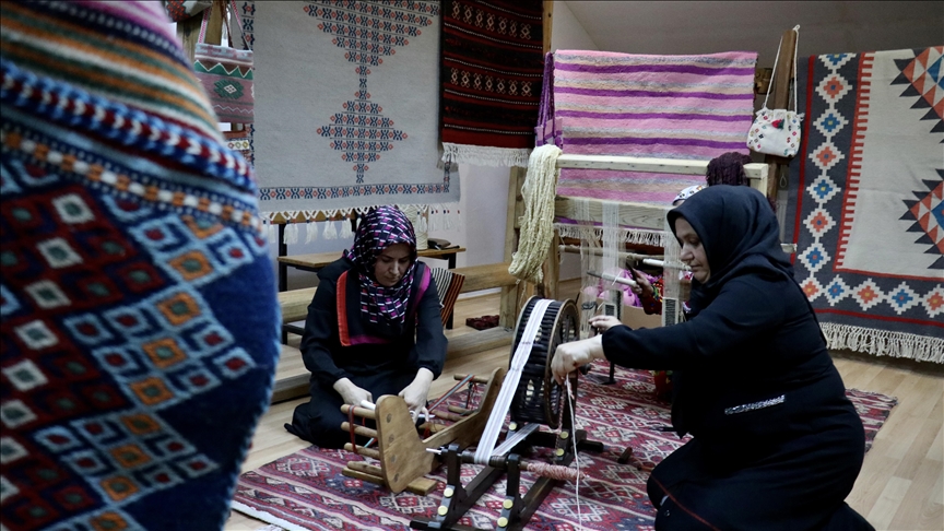 Coğrafi işaretli "Vezirköprü Tahtaköprü kilimi"ni yaşatmak için çaba gösteriyor