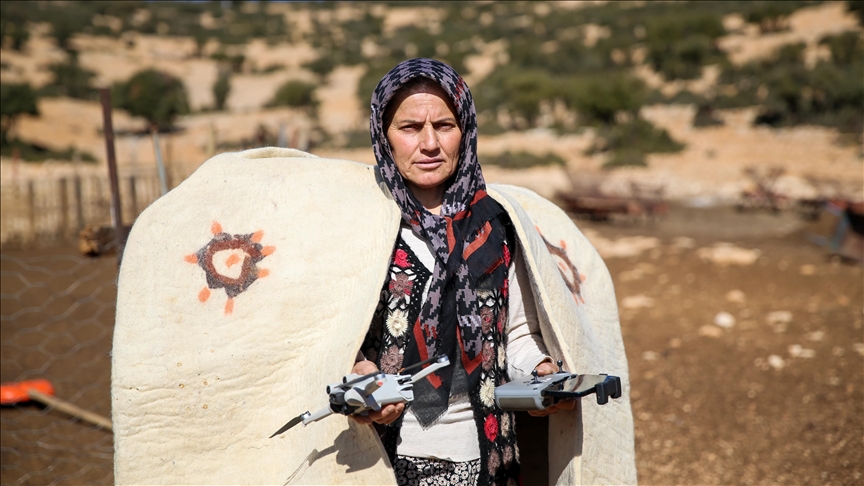 Li Antalyayê şivaneke jin bi droneyê pezê xwe dişopîne