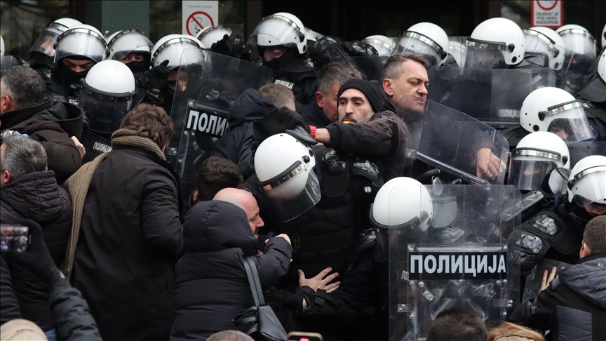 Трет ден блокада на судот и обвинителството во Нови Сад: Повторен судир на пратениците и советниците со полицијата