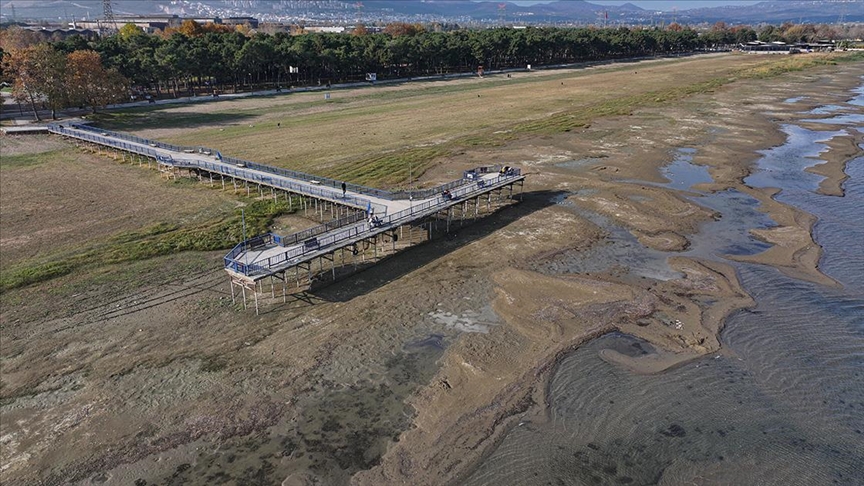 İznik Gölü'nde 6 yıl önce gemi yanaştırılan iskele karada kaldı