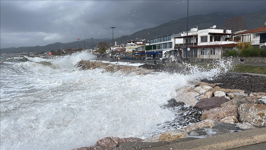 Bursa ve Balıkesir’de sağanak ve lodos etkili oluyor 