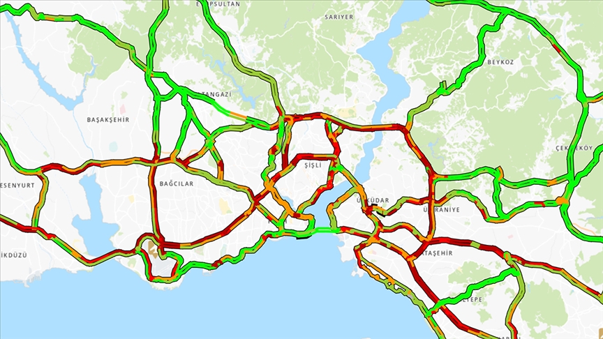 İstanbul'da aralıklı yağışın etkisiyle trafik yoğunluğu yüzde 90'a ulaştı